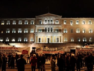 Επεισόδια έξω από τη Βουλή μεταξύ διαδηλωτών και αστυνομικών δυνάμεων